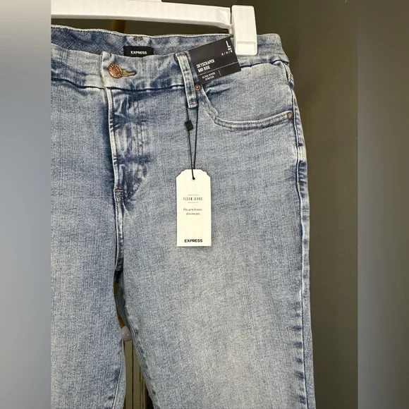 SOLD NWT Express Mid Rise Light Wash FlexX Skyscraper Jeans (Size L Reg) - Picture 5 of 11